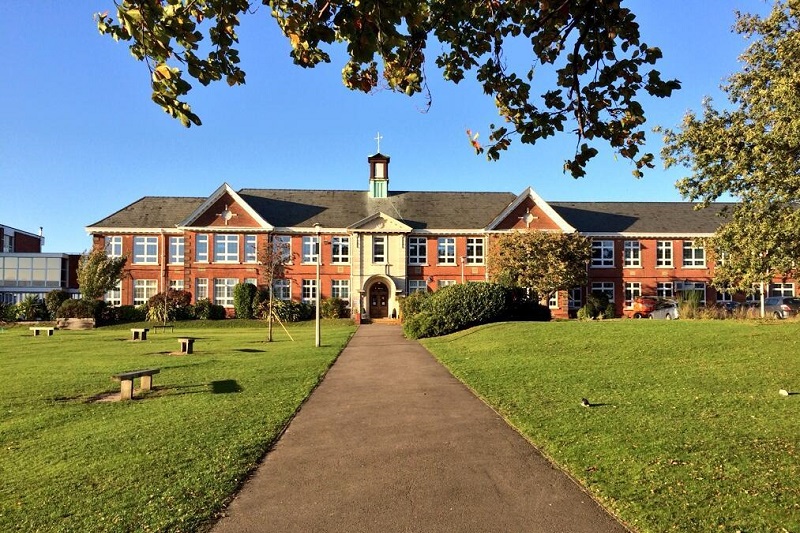 Areál strednej školy v Anglicku, Itchen College.